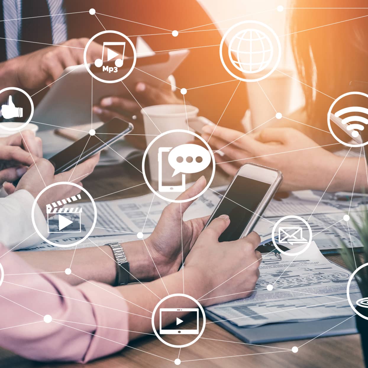 スマートフォンを操作する手元とSNSアイコンが連動するビジュアル